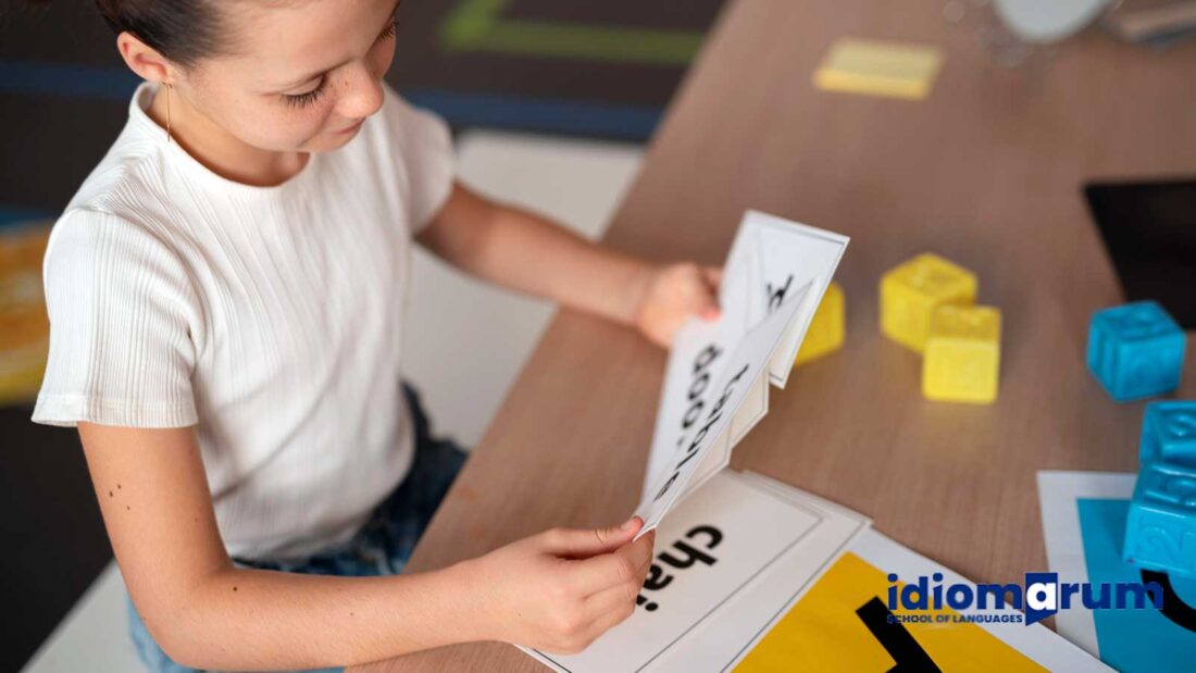 Una nena aprenent anglès en l'acadèmia anglès Idiomarum a Barcelona.