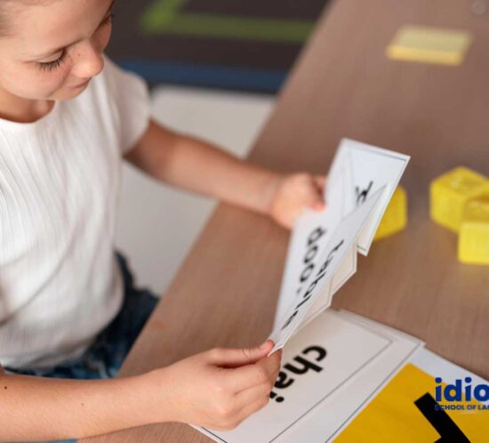Una nena aprenent anglès en l'acadèmia anglès Idiomarum a Barcelona.