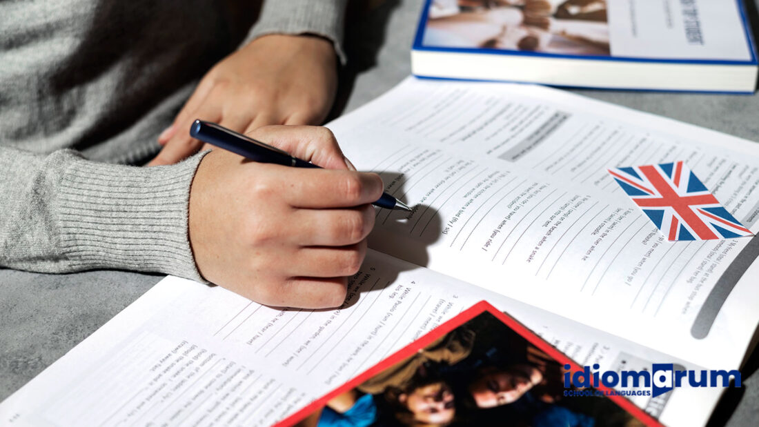 Un estudiant aprenent anglès amb llibres a l'acadèmia d'idiomes Idiomarum a Barcelona.