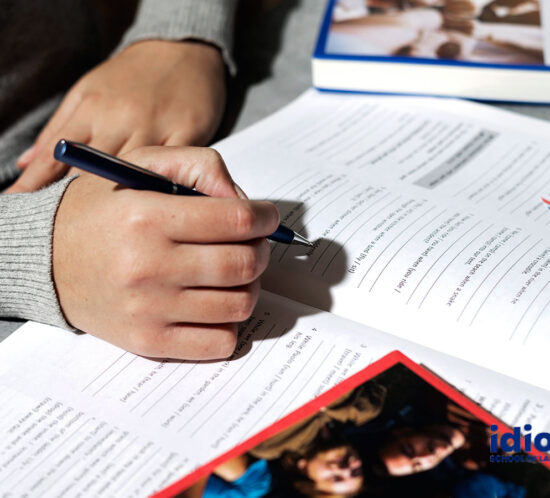 Un estudiant aprenent anglès amb llibres a l'acadèmia d'idiomes Idiomarum a Barcelona.